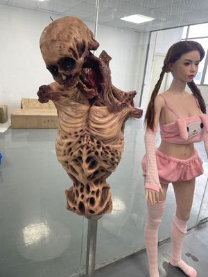 Esqueleto humano de tamanho natural, ossos, corpo para uma casa assombrada, cemitério, Halloween e exposição, Halloween.